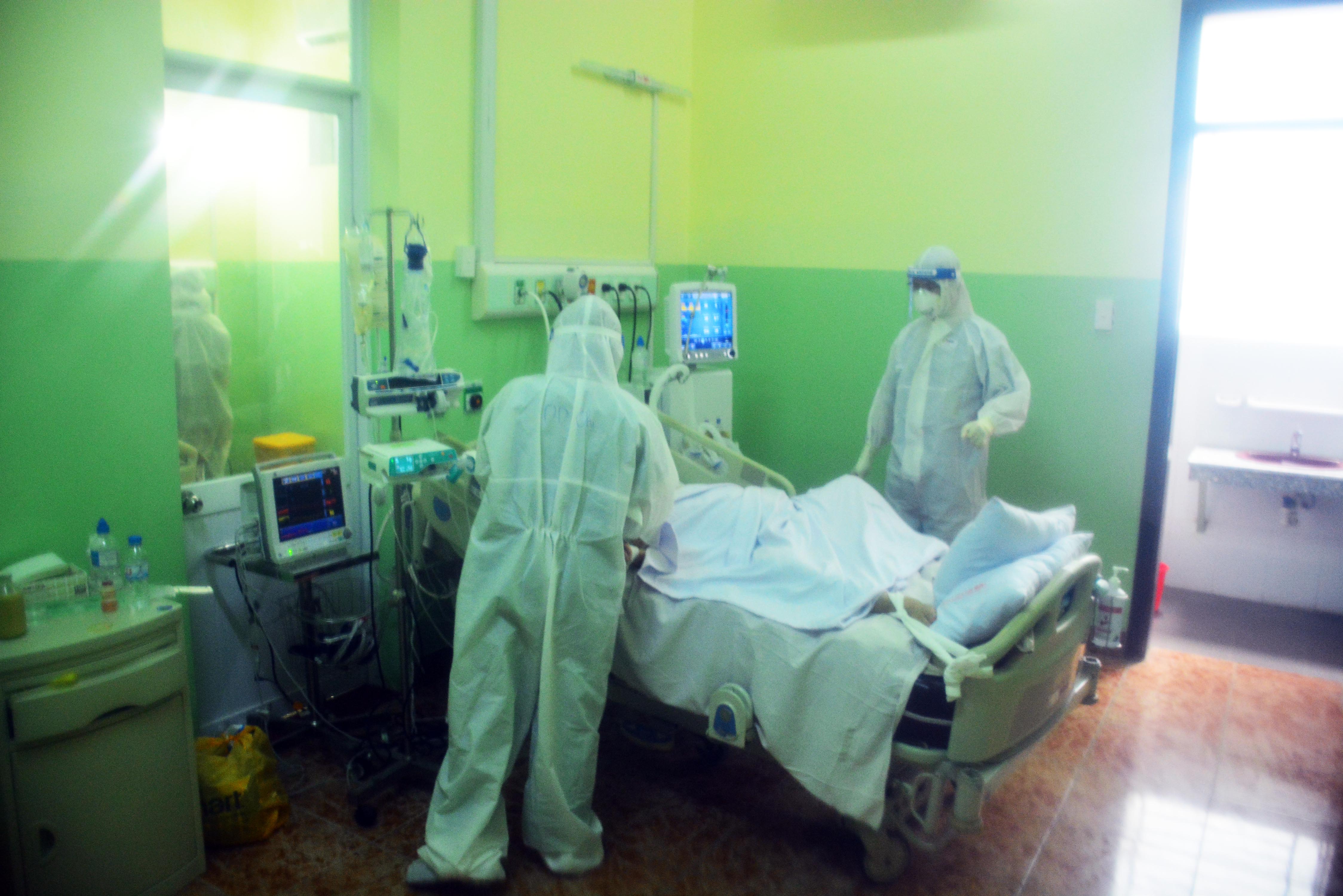 Khẩn trương, nỗ lực điều trị bệnh nhân Covid-19 nặng